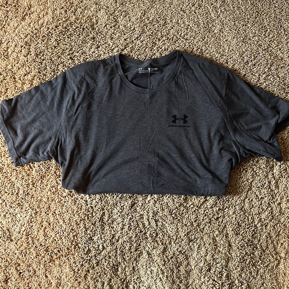 Men’s under Armour T gray size 2XL